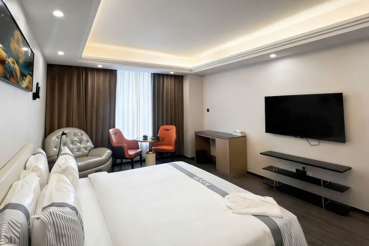 Room 13 of 33