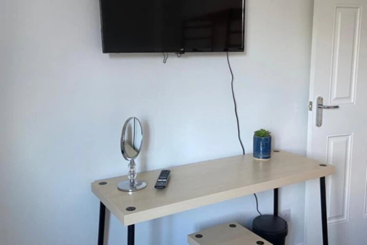 Room 2 of 9
