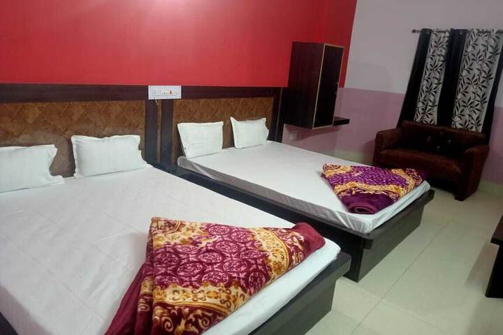 Room 4 of 8