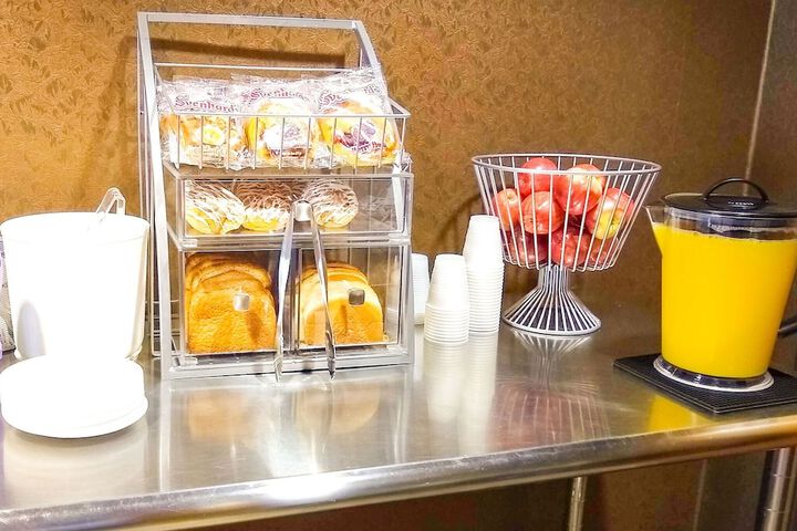 Breakfast/Coffee Service 18 of 34