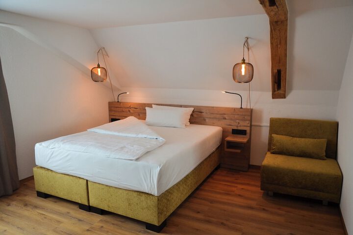 Room 4 of 33