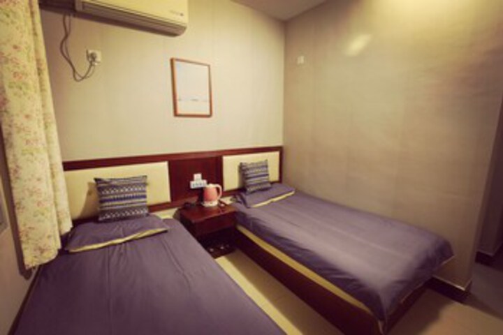 Room 6 of 12