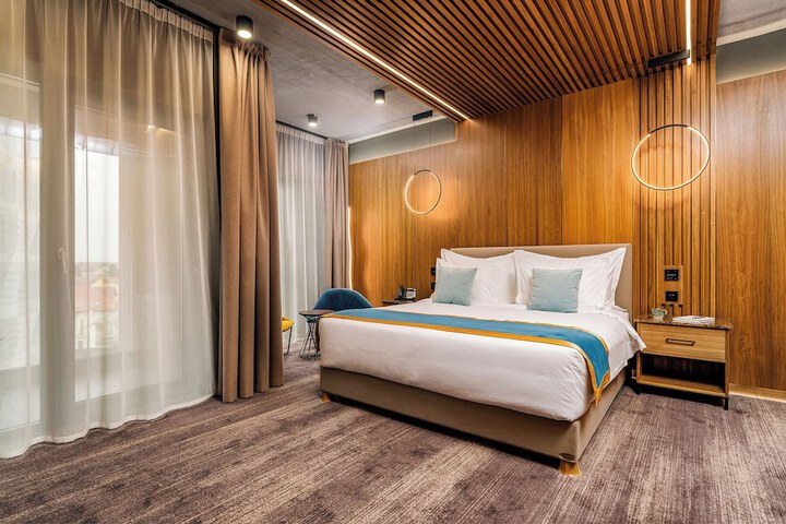 Room 8 of 22