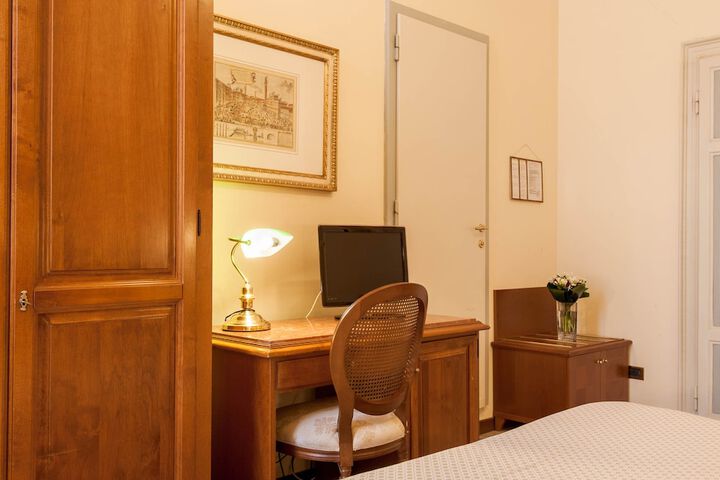 Room 6 of 42