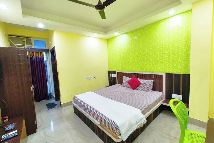 Room 6 of 12