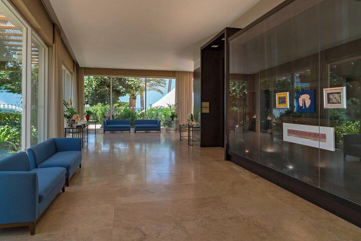 Entrance & Lobby