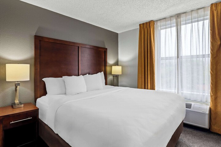 1 King Bed (1 of 14)