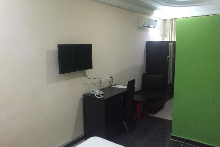 Room 2 of 32