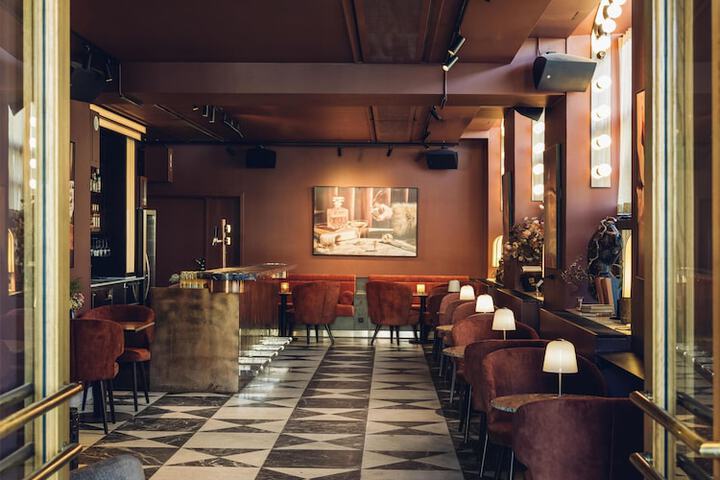 Lounge 108 of 127