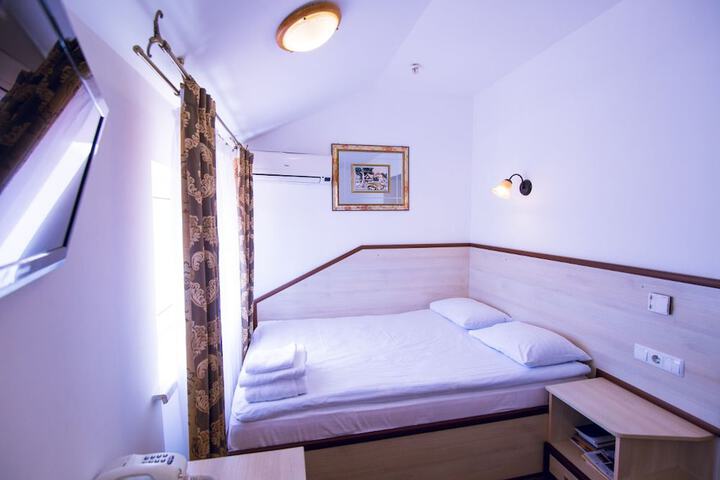 Room 5 of 66