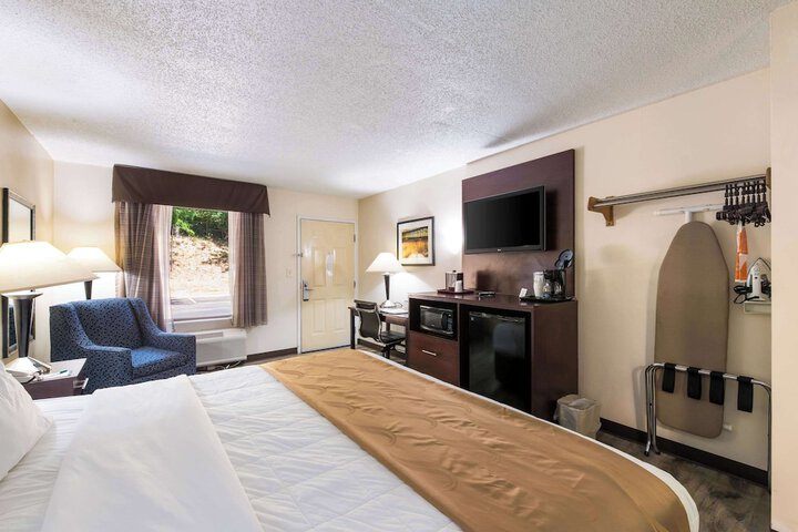 1 King Bed (2 of 10)