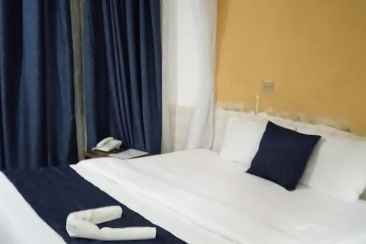 Room 5 of 18