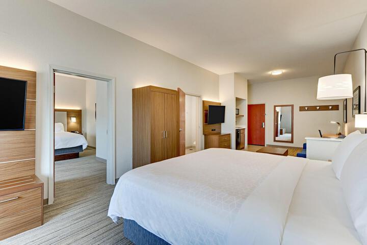 1 King Bed (4 of 20)
