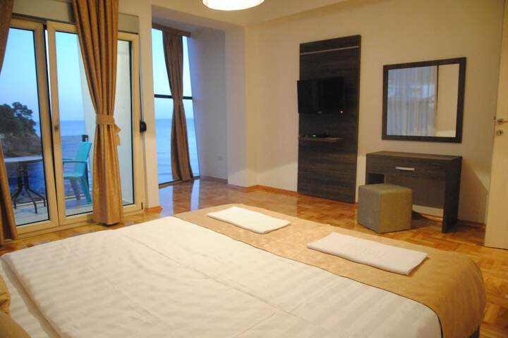 Room 32 of 80