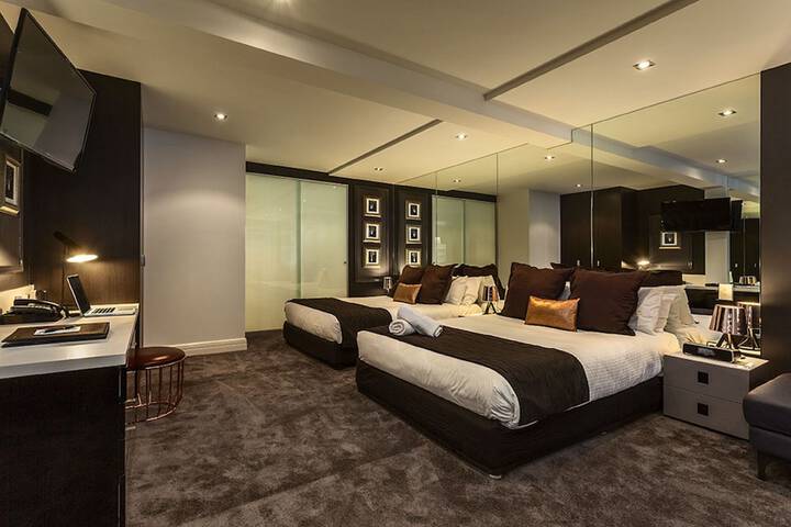 Room 11 of 33