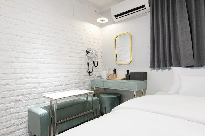Room 8 of 24