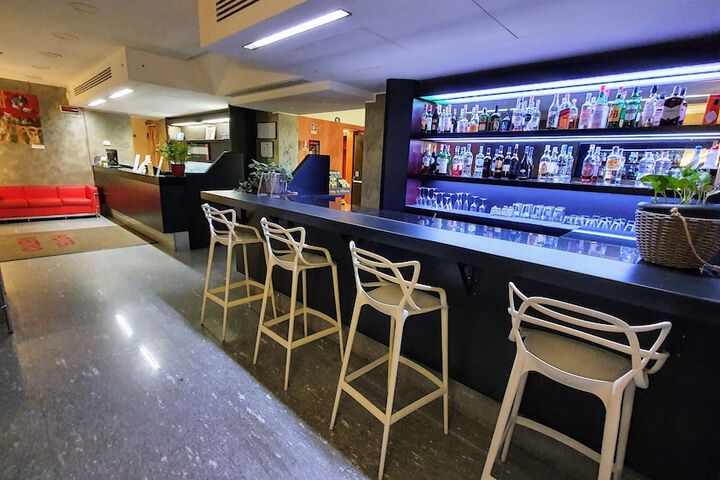 Lounge 48 of 72