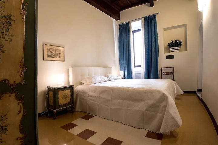Room 4 of 12