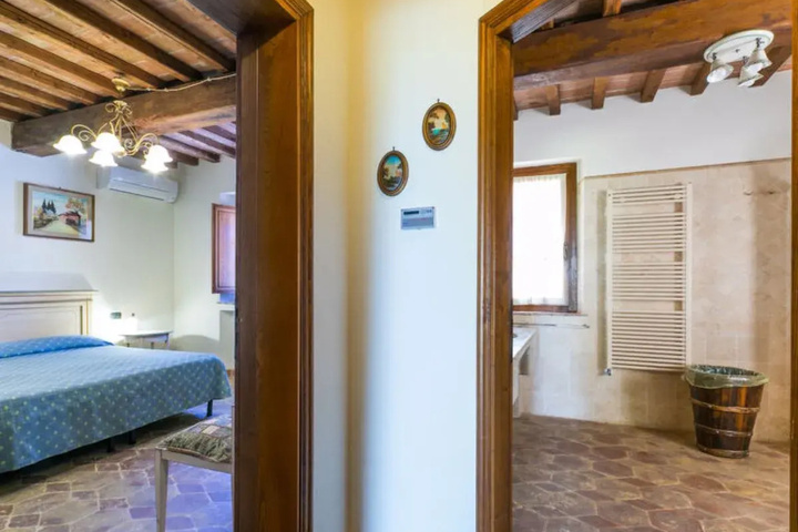 Room 6 of 18