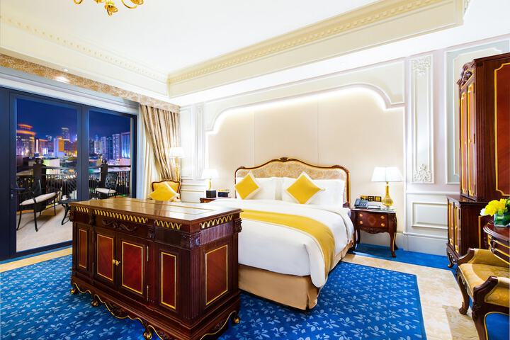 Room 3 of 77