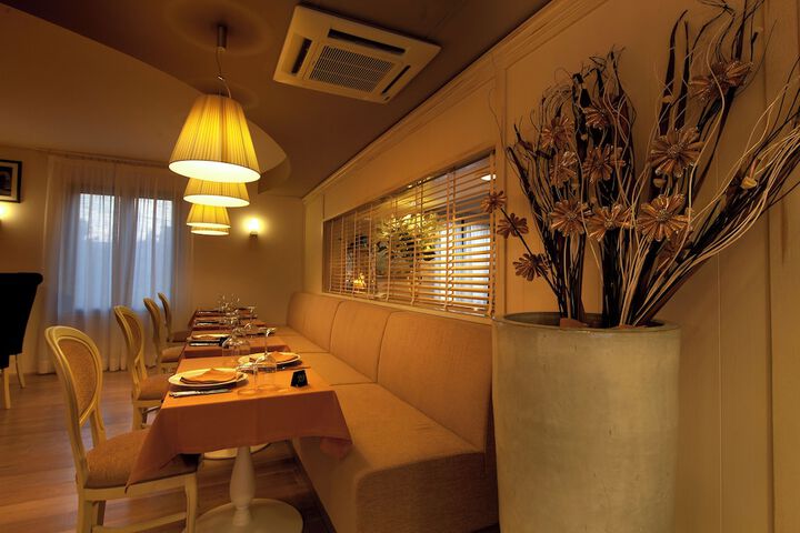 Dining 72 of 99