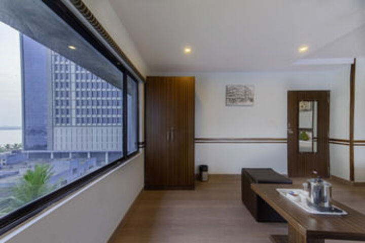 Room 17 of 33