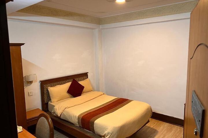 Room 4 of 10
