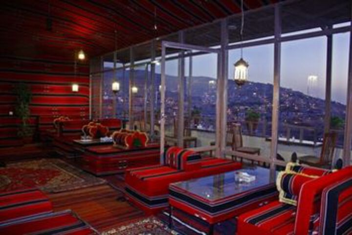 Lounge 19 of 24