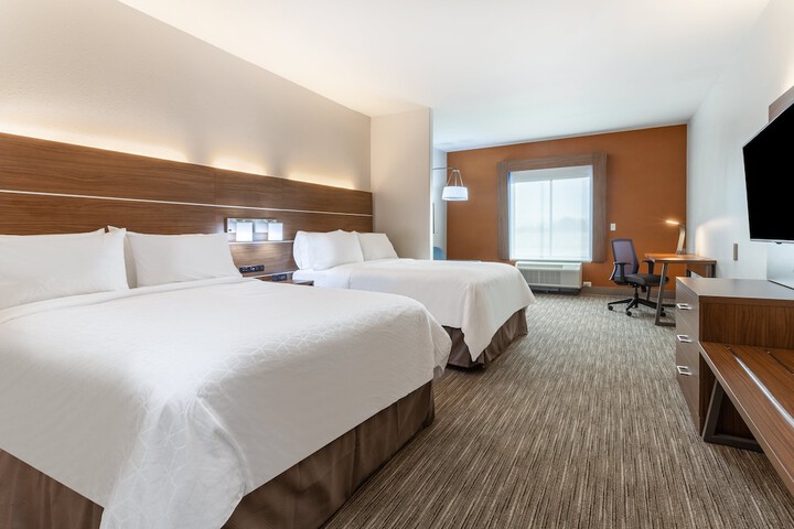 2 Queen Beds (1 of 15)