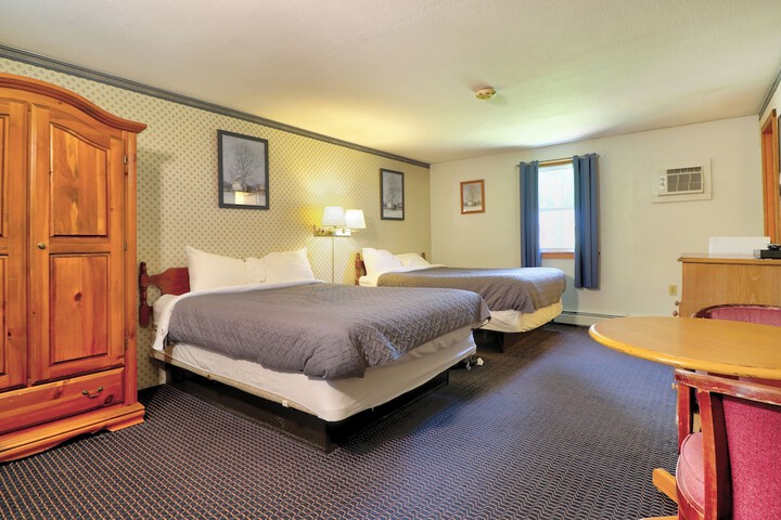 2 Queen Beds (14 of 16)