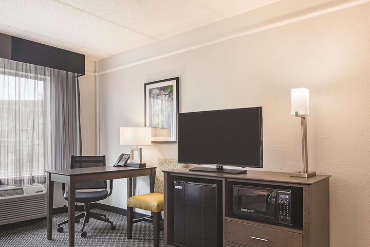 Double Deluxe King Bed (6 of 9)