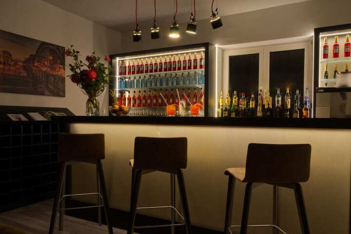 Lounge 27 of 34
