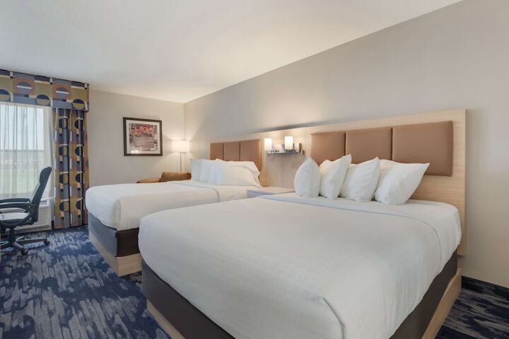 2 Queen Beds Flat Screen Television Microwave and Refrigerator High Speed Internet Accessible Full Breakfast (9 of 12)