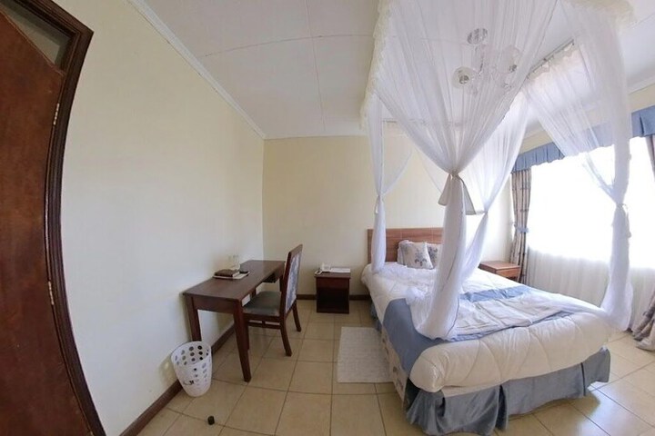Room 2 of 32