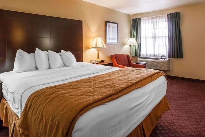 1 Queen Bed (2 of 2)