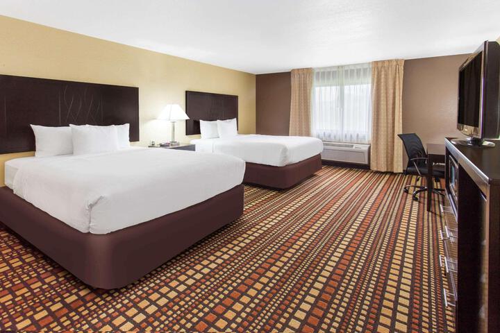 2 Queen Beds (1 of 3)
