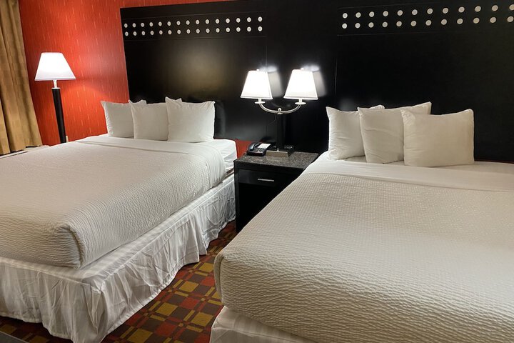 2 Queen Beds (5 of 9)