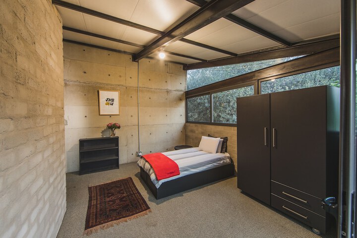 Room 5 of 10