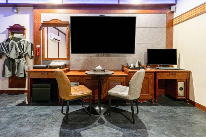 Room 6 of 15