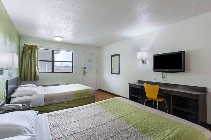 1 Queen Bed Micfridge (12 of 13)