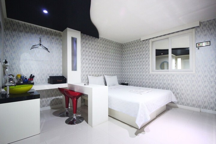 Room 3 of 33