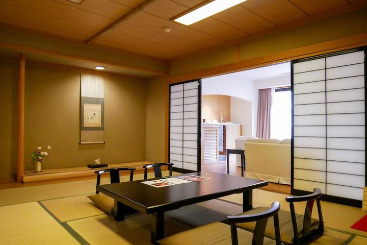 Room 2 of 85