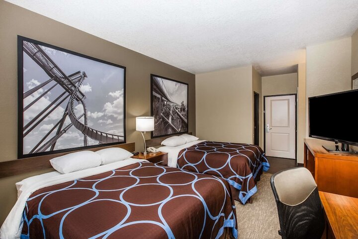 1 Queen Bed (2 of 11)