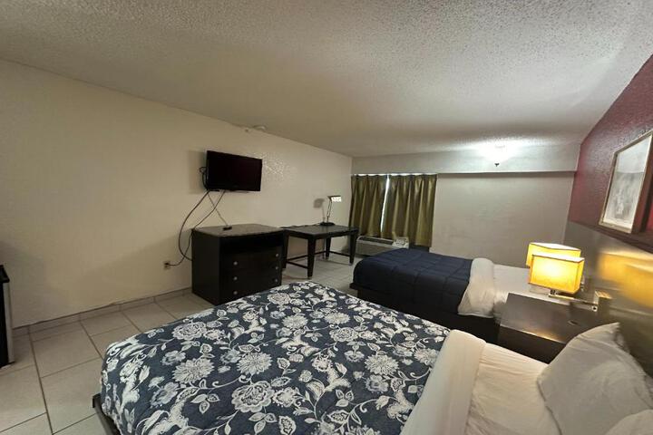2 Queen Beds (3 of 5)