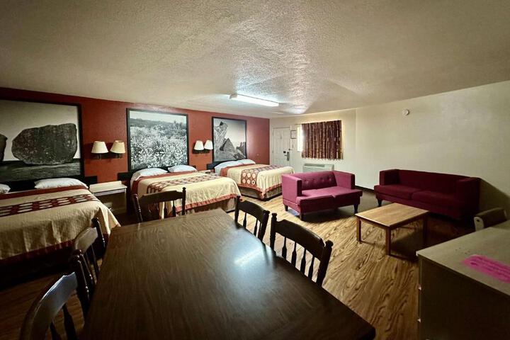 3 Queen Beds Studio Suite (3 of 6)