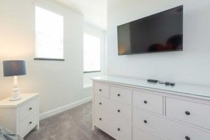 Room 11 of 28