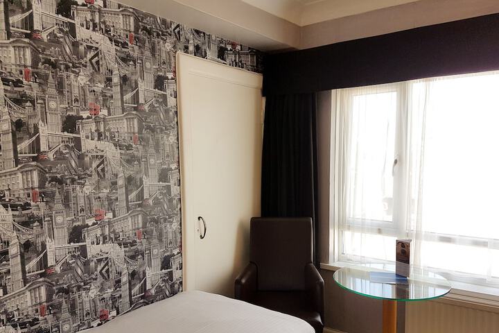 Room 9 of 142