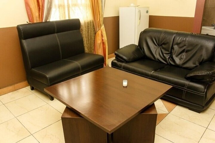 Lounge 28 of 31