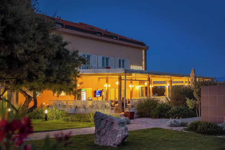 Hotel Exterior 196 of 235
