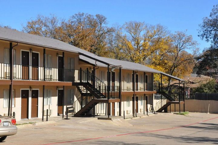 LUXURY INN